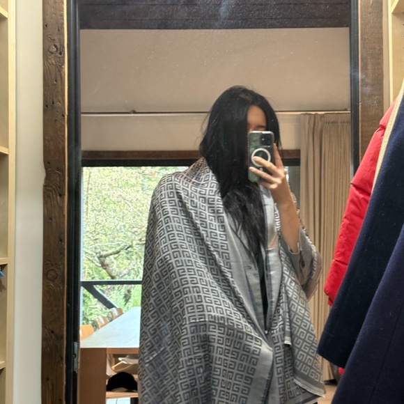 Givenchy scarf - Picture 3 of 4